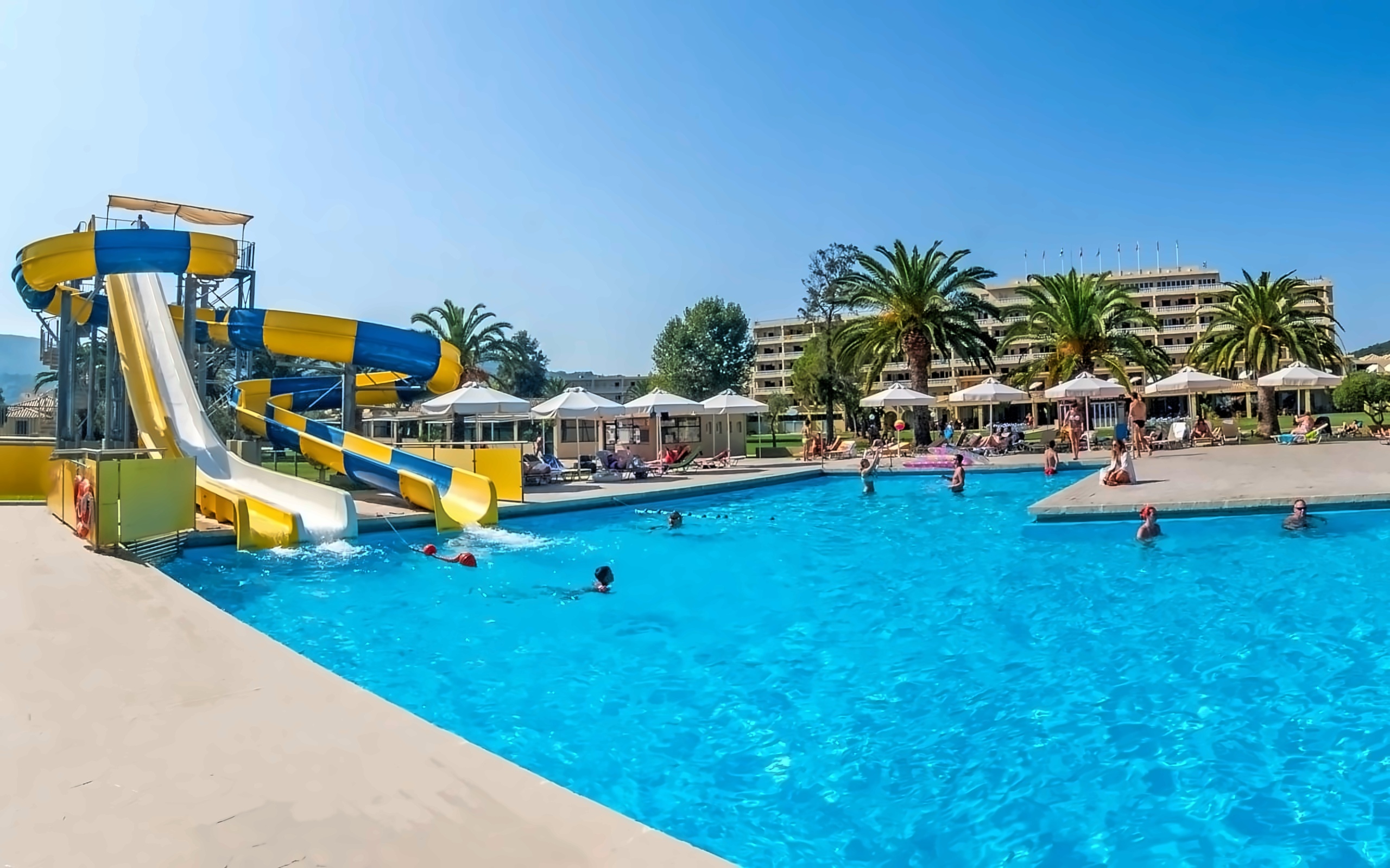 Holiday beach отзывы. Messonghi Beach Hotel 3*. Пляж в Мораитика Корфу. Мессонги Корфу Palms and Spas. Messonghi Beach photo 2014.